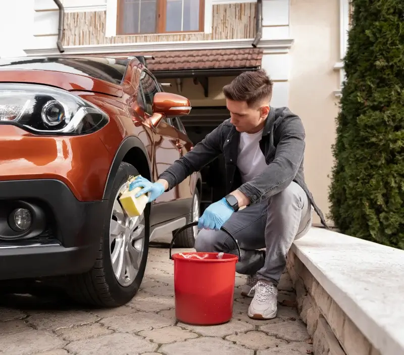 Lavage auto à domicile Drugeac : professionnel intervenant sur un véhicule